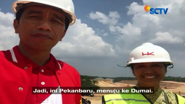 Jokowi memamerkan jalan tol baru Trans Sumatra Pekanbaru-Dumai.