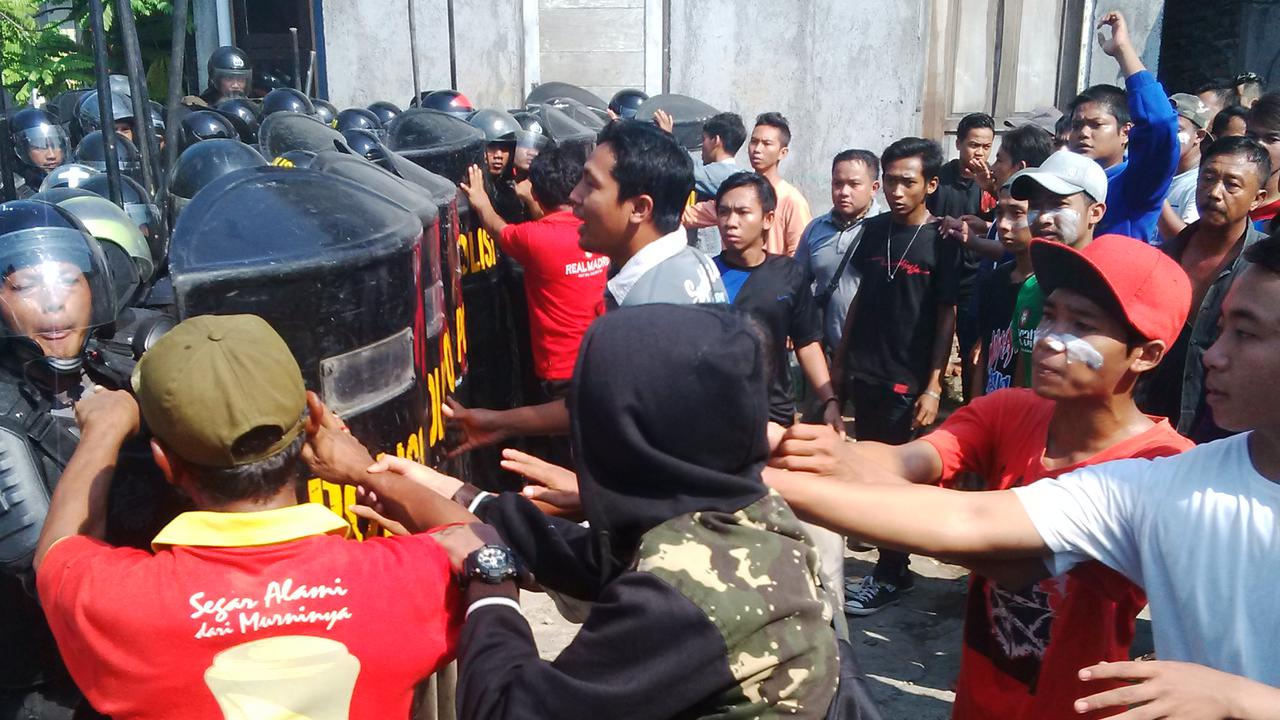 2 Polisi Terluka dalam Pembongkaran di Kebonharjo Semarang