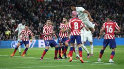 Pemain Real Madrid, Alvaro Rodriguez mencetak gol penyeimbang 1-1 ke gawang Atletico Madrid pada laga lanjutan Liga Spanyol 2022/2023 yang berlangsung di Santiago Bernabeu, Spanyol, Minggu (26/02/2023) dini hari WIB. (AFP/Pierre-Philippe Marcou)