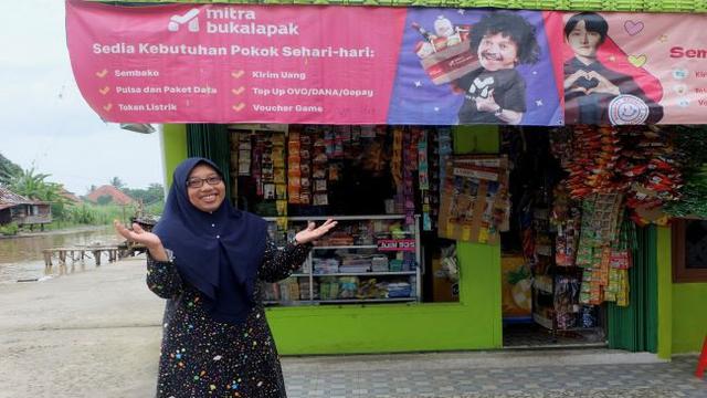 Warung Juragan Mia menjual berbagai produk digital dan finansial hingga berhasil menjadi agen inklusi keuangan di lingkungan setempat. (Foto:Bukalapak)