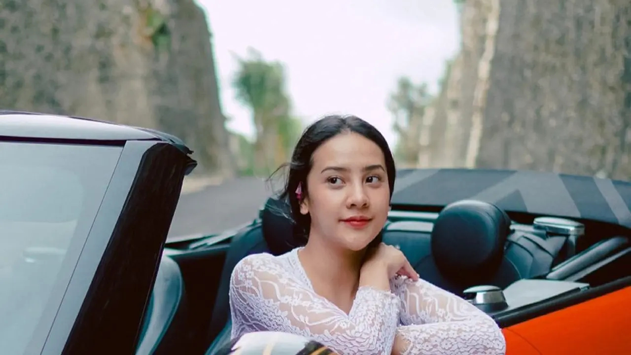 Gaya Anya Geraldine Naik Mobil Atap Terbuka, Tampak Kece