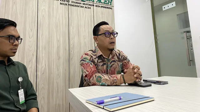 Direktur Operasional BPRS Mustaqim, Syahrul Effendi menjelaskan mengenai pembiayaan kepada petani nilam. (Liputan6.com/Christian)