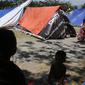 Suasana tenda pengungsi korban gempa dan tsunami Palu di lapangan Masjid Agung Daru Salam, Palu, Sulteng, Jumat (5/10). Pemerintah akan membangun barak pengungsian bagi korban gempa dan tsunami di Kota Palu, Sigi dan Donggala. (Liputan6.com/Fery Pradolo)