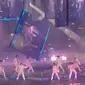 Tangkapan layar dari sebuah video menunjukkan layar video raksasa jatuh saat pertunjukan boy band Mirror di Hong Kong Coliseum pada 28 Juli 2022. (Gambar: Telegram)