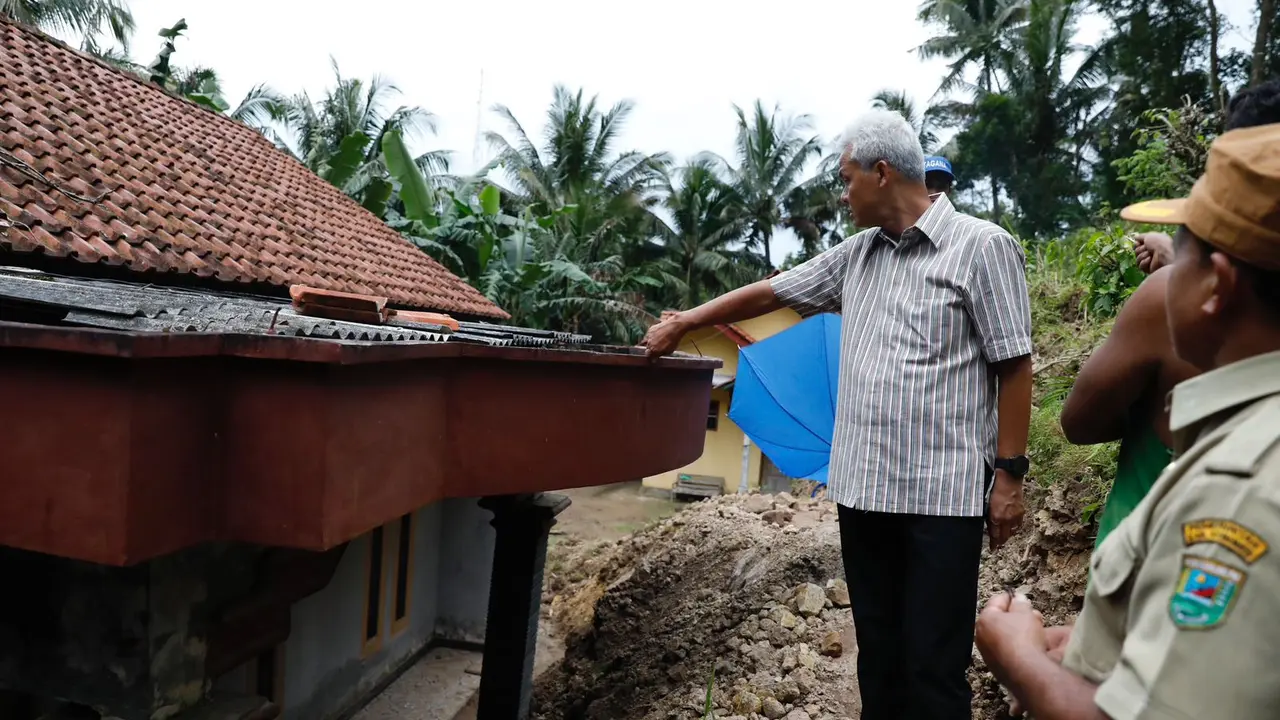 Gubernur Jawa Tengah Ganjar Pranowo, mendatangi salah satu lokasi longsor yang berada di Desa Karangduwur, Kabupaten Kebumen. (Istimewa)