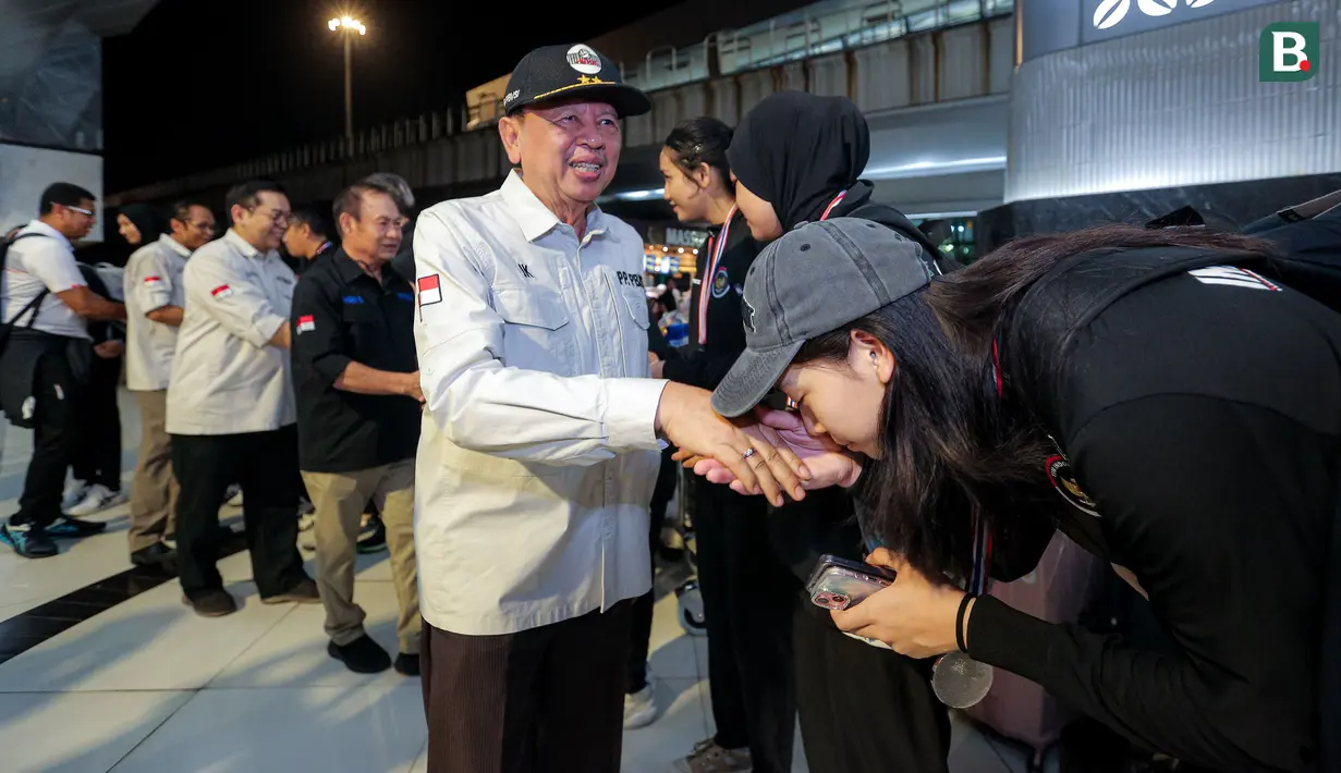 <p>Pemain Timnas voli putri Indonesia U-18, Venisa Dwi Oktani (kanan) bersalaman dengan Wakil Ketua Umum II PBVSI, Irjen Pol (Purn) Djoko Sardono dalam acara penyambutan di Terminal 3 Bandara Soekarno Hatta, Tangerang, Jumat (14/6/2024) usai menempati peringkat kedua pada turnamen bola voli putri Princess Cup 2024. (Bola.com/Bagaskara Lazuardi)</p>