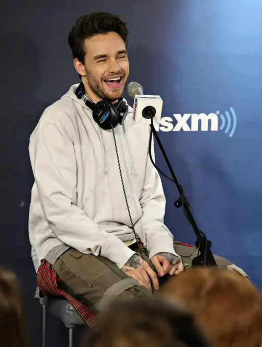 Sebelumnya, Liam dan Cheryl sempat menyembunyikan nama anak mereka. Namun semua terlihat ketika Liam melakukan perbincangan di Twitter bersama Bear Grylls, dan menuliskan anaknya. (AFP/Bintang.com)