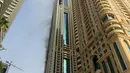 Sebuah gedung pencakar langit terbakar di distrik Marina Dubai, Rabu (20/07). Menurut laporan, kobaran api terlihat di Sulafa Tower (gedung 288 meter) dan api dengan cepat menyebar akibat hembusan angin. (Mohamed HASNI/AFP)