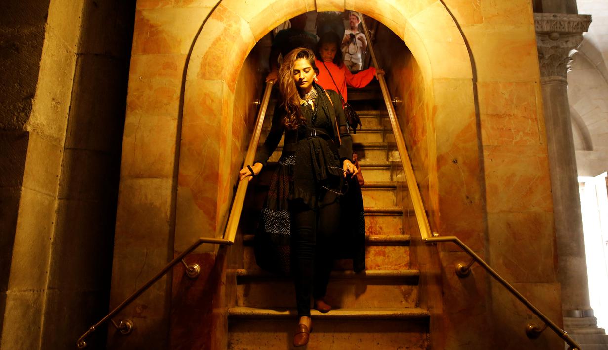 Sonam Kapoor saat mengunjungi Gereja Makam Suci di Kota Tua Yerusalem 30 Mei 2016. Anak dari aktor Anik Kapoor ini menjadi mendunia ketika ikut dalam video klip teranyar band asal Inggris, Coldplay, berjudul Hymn for the Weekend. (REUTERS / Ammar Awad)