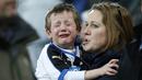 Anak seorang fans menangis saat menyaksikan laga antara Newcastle melawan Manchester United pada lanjutan Liga Premier di ST James Park, Inggris, Selasa (12/1/2016). Kedua tim bermain imbang. (Reuters/Andrew Yates)
