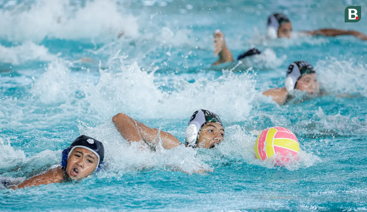 <p>Pemain Kusuma Harapan, Akhdan Rifqi mengejar bola dalam laga polo air melawan Pasundan Raya Warriors saat Indonesia Open Aquatic Championships 2025 di Stadion Akuatik Gelora Bung Karno, Senayan, Jakarta, Rabu (12/11/2025). (Bola.com/Bagaskara Lazuardi)</p>