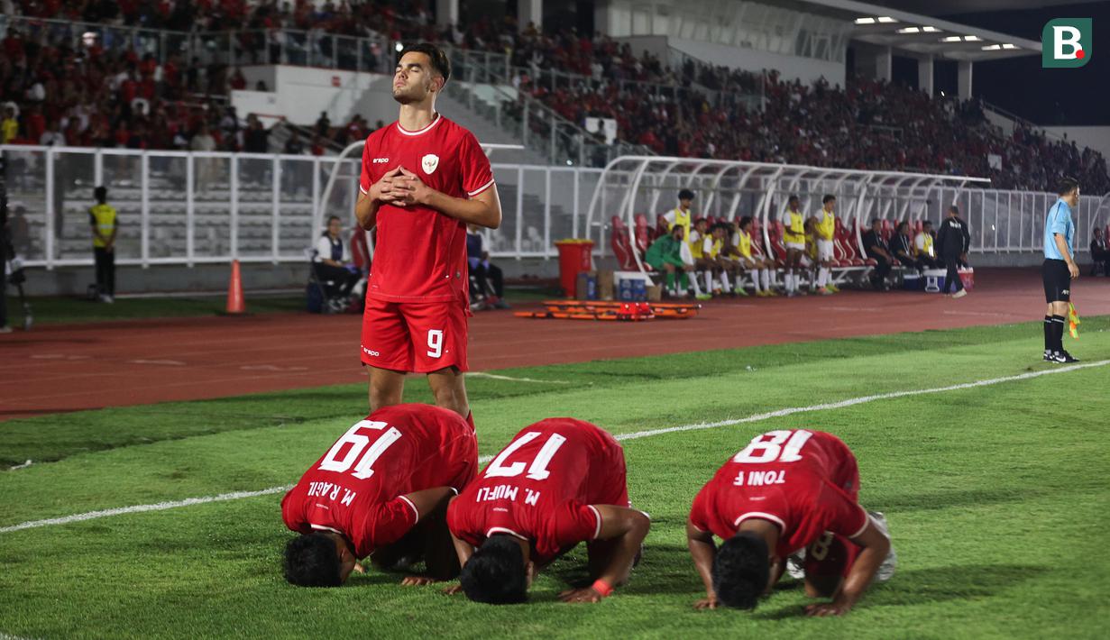 Pemain Timnas Indonesia U-20 merayakn gol yang dicetak oleh Jens Raven ke gawang Yaman U-20 dalam laga ketiga Grup F Kualifikasi Piala Asia U-20 2025 yang digelar di Stadion Madya, Jakarta, Minggu (29/9/2024). (Bola.com/Abdul Aziz)