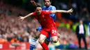 Joe Allen (Liverpool - depan) mencoba menghalangi pergerakan Mohamed Salah saat berlaga di Liga Primer Inggris di stadion Anfield, Liverpool, (27/4/2014). (REUTERS/Darren Staples)