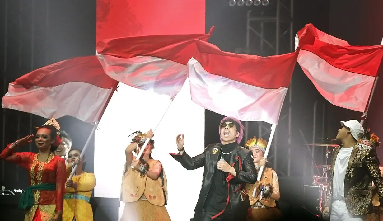 Atta Halilintar Kibarkan Bendera Merah Putih di Panggung YouTube FanFest Indonesia 2019. (Bambang E Ros/Fimela.com)