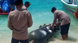 Tim Gegana Brimob Polda NTB memastikan benda tersebut tidak mengandung bahan peledak atau radioaktif. Tampak dalam foto yang diambil pada 6 April 2026 menunjukkan sebuah objek mirip torpedo dengan panjang 3,7 meter dan lebar 65 sentimeter, yang ditemukan oleh seorang nelayan di dekat Selat Lombok setelah terseret ke pantai di Gili Trawangan, Nusa Tenggara Barat. (Foto oleh AFP)
