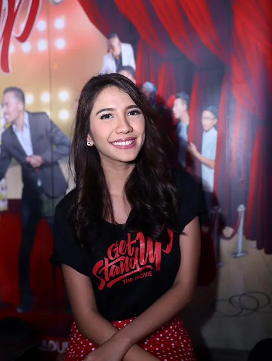 Acha kesulitan jatuh cinta saat membayangkan sosok Babe Cabita yang menjadi kekasihnya dalam film drama percintaan dan komedi tersebut. (Andy Masela/Bintang.com)