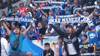 Suporter PSIS Semarang ketika mendukung klub kebanggaannya di Stadion Moch Soebroto, Magelang. (Bola.com/Vincentius Atmaja)