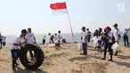Relawan membersihkan sampah di pantai timur ancol, Jakarta, Minggu (18/8/2019). Dalam rangka merayakan HUT ke-74 RI, Pandu Laut Nusantara, KKP, Yayasan Econusa bersama puluhan komunitas pecinta laut dan influencer lainnya akan menggelar gerakan Menghadap Laut 2.0. (Liputan6.com/Herman Zakharia)