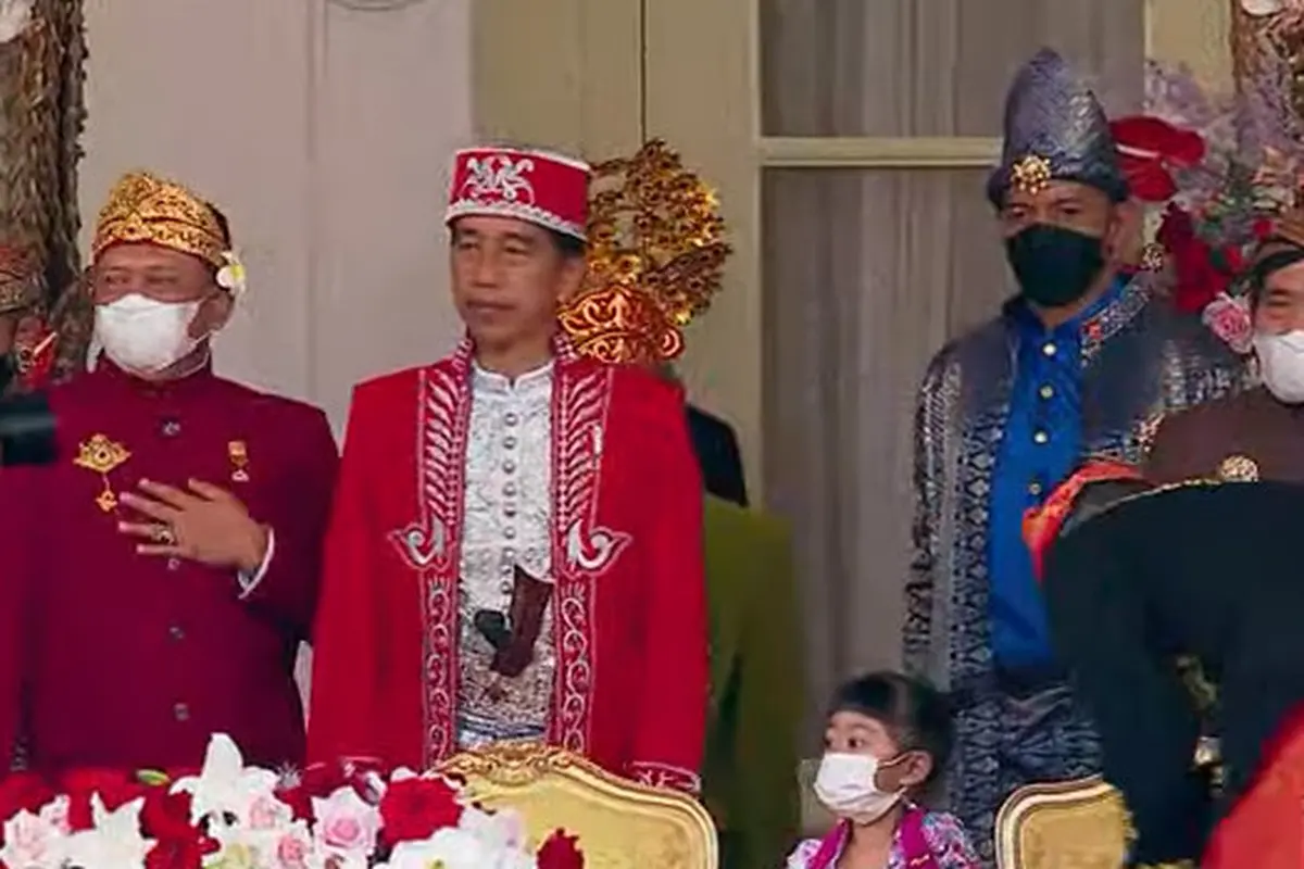 Nuansa Merah Putih di Pakaian Adat Presiden Jokowi Saat Pimpin Upacara HUT ke-77 RI