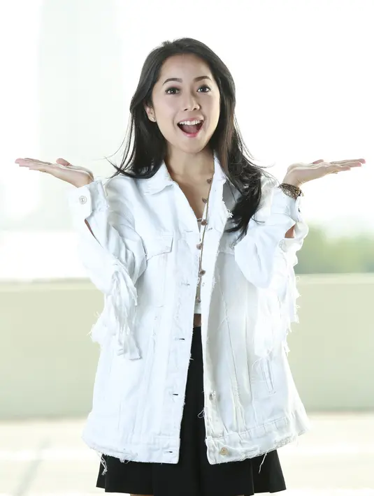 "Setiap aku jalan kalau ada yang tahu dikirain aku pakai hijab, terus besoknya nggak, kadang suka jadi nggak enak. Sempat ada foto dari media aku pakai hijab. Padahal gara-gara aku lagi syuting kemarin," jelasnya. (Febio Hernanto/Bintang.com)