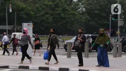 Warga melakukan aktivitas di kawasan Jakarta, Jumat (15/10/2021). Realisasi baru mencapai 55,9 persen dari total pagu sebesar Rp744 triliun. (Liputan6.com/Angga Yuniar)