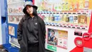 Memiliki gaya cewek mamba yang gemar berbusana berwarna hitam, penampilan Eva Anindita ini juga tak lepas dari perhatian. Ia memilih menggunakan bucket hat berwarna abu-abu sebagai detail dalam penampilannya. (Liputan6.com/IG/@eva_anindita_zachrie)