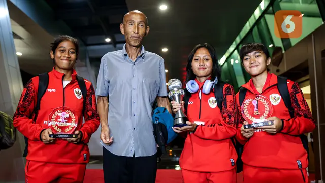 Foto: Timnas Indonesia Putri Sudah Mendarat di Tanah Air, Pamerkan Trofi Juara Piala AFF Wanita 2024