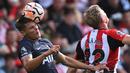 Pemain Tottenham Hotspur, Micky van de Ven (kiri), berhasil menghalau bola di udara dari jangkauan pemain Brentford, Nathan Collins, dalam pertandingan lanjutan Liga Inggris 2023/2024 yang berlangsung di Gtech Community Stadium, London, 13 Agustus 2023. Micky van de Ven yang kini berusia 22 tahun memiliki tinggi badan 1,9 meter membuat dirinya tidak kesulitan dalam duel-duel bola di udara. (AFP/Justin Tallis)