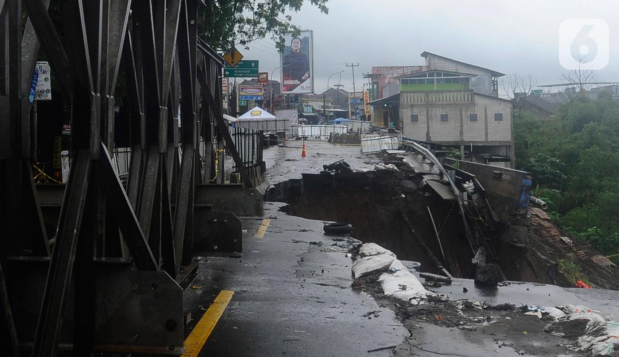 Ruas jalan Jembatan Cikreteg yang longsor di akses jalan nasional Bogor-Sukabumi, Caringin, Kabupaten Bogor, Jawa Barat, Kamis (2/3/2023). Penutupan jalan nasional itu rencananya bakal diberlakukan sampai 14 hari. Setelah itu, akan dilakukan pemasangan jembatan rangka baja atau bailey. (merdeka.com/Arie Basuki)