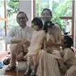 Potret Tiko Aryawardhana, Arina Winarto, dan anak-anak (Sumber: Facebook/tikoaryawardhana)