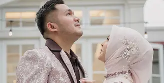 Mendengar cerita dari pasangan pengantin baru adalah hal yang menarik. Begitu juga saat Kesha Ratuliu dan Adhi Permana yang mengungkap tentang hal yang baru mereka temukan setelah menikah. (Instagram/kesharatuliu05)