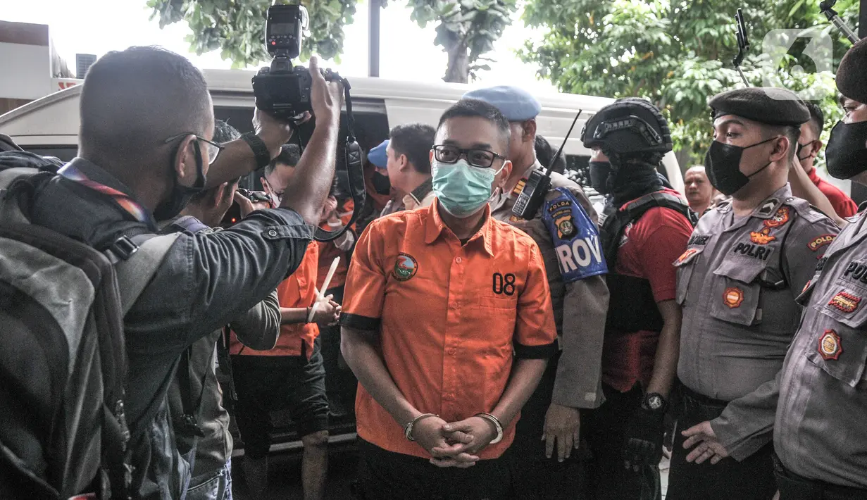 Tersangka lainnya saat tiba untuk pelimpahan tahap II kasus narkoba di Kejaksaan Negeri Jakarta Barat, Rabu (11/1/2023). Direktorat Reserse Narkoba Polda Metro Jaya hari ini serahkan Irjen Teddy Minahasa dan tersangka lain kasus peredaran 5 kilogram sabu dari Sumatera Barat ke Kejaksaan.  (merdeka.com/Iqbal S Nugroho)