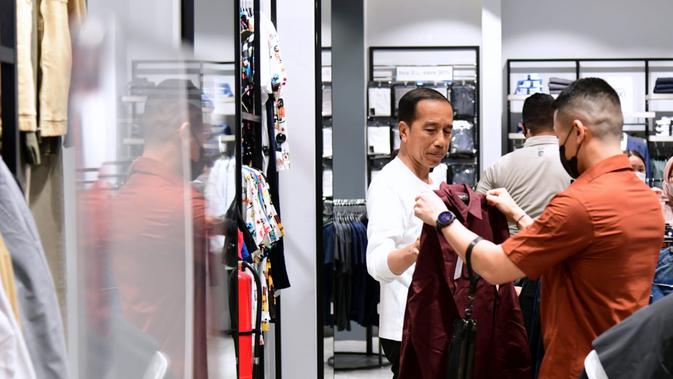 Presiden Jokowi berbelanja produk-produk lokal mulai dari topi hingga kemeja saat berkunjung ke Mal Grand Indonesia, Minggu 15 Januari 2023. (Foto: Biro Pers Sekretariat Presiden)
