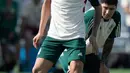 Pemain Meksiko Edson Alvarez mengontrol bola saat latihan jelang melawan Argentina pada pertandingan sepak bola Grup C Piala Dunia 2022 di Jor, Qatar, Jumat (25/11/2022). Meksiko akan menghadapi Argentina pada 27 November 2022. (AP Photo/Moises Castillo)