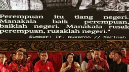 Ketum PDIP, Megawati Soekarnoputri saat berdialog dengan elemen muda di DPP PDIP, Jakarta, Senin (7/1). Megawati bercerita tentang pengalaman hidup sebagai Ketum Partai dan Sebagai anak sosok seorang Proklamator Ir. Soekarno. (Liputan6.com/Johan Tallo)