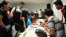 Sejumlah kerabat penumpang pesawat AirAsia QZ 8501 terlihat berdatangan ke Crisis Centre AirAsia di Terminal 2 Bandara Juanda, Surabaya, Minggu (28/12/2014). (Liputan6.com/Johan Tallo) 