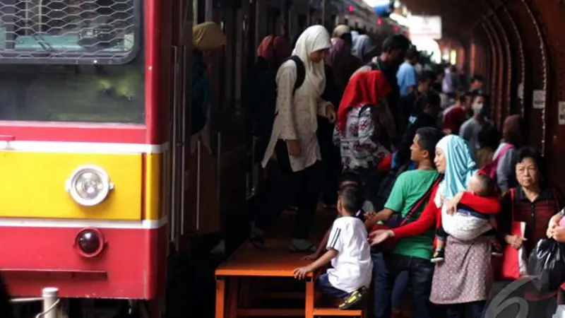 5 Tipe Penumpang Commuter Line yang Menyebalkan