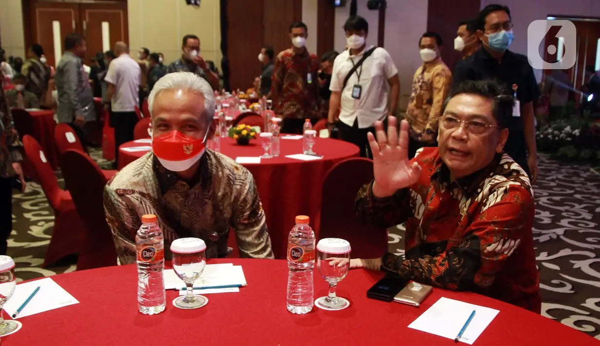 Ketua DPP PDIP Utut Adianto (kanan) bersama Gubernur Jawa Tengah yang juga kader PDIP Ganjar Pranowo memberikan isyarat saat menghadiri acara Anugerah Keterbukaan Informasi Publik Tahun 2022 di Tangerang, Banten, Rabu (14/12/2022). Partai Demokrasi Indonesia Perjuangan (PDIP) kembali berhasil meraih penghargaan Anugerah Keterbukaan Informasi Publik Tahun 2022 dari Komisi Informasi Pusat (KIP) RI yang diwakili oleh Ketua DPP PDIP Utut Adianto. (Liputan6.com/Johan Tallo)
