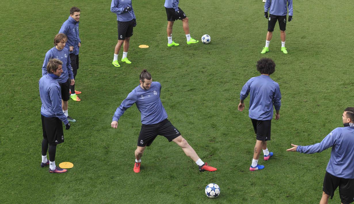 Pemain Real Madrid, Gareth Bale menikmati sesi latihan bersama rekan-rekannya sebelum melawan Napoli pada laga 16 besar Liga Champions di   Valdebebas stadium, Madrid, Spain, (14/2/2017). (AP/Daniel Ochoa de Olza)