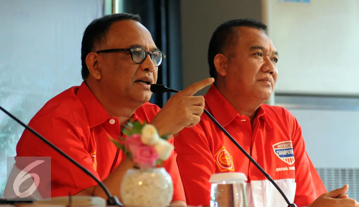 Ketua Pelaksana turnamen Piala Jenderal Sudirman, Hasani Abdulgani (kiri) memberikan keterangan saat jumpa pers di Jakarta, Jumat (6/11/2015). Turnamen akan berlangsung pada 10 November 2015 hingga 24 Januari 2016. (Liputan6.com/Helmi Fithriansyah)