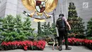 Tim K9 menggunakan anjing pelacak saat melakukan penyisiran jelang Misa Natal di Gereja Katedral, Jakarta, Senin (24/12). Misa malam Natal di Gereja Katedral Jakarta akan dilangsungkan dalam tiga waktu. (Merdeka.com/Iqbal Nugroho)