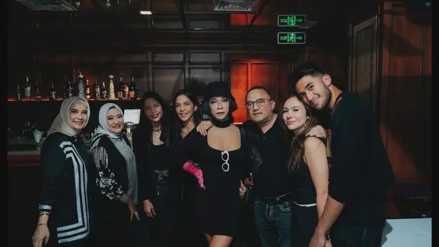 Gaya Nyentrik Aming saat Hadiri Berbagai Acara Pesta.