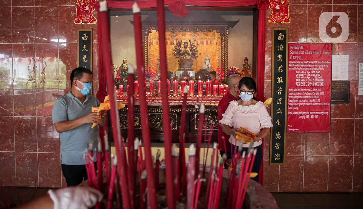 Warga Tionghoa melaksanakan sembahyang Tahun Baru Imlek 2573 Kongzili di Vihara Avalokitesvara, Tangerang Selatan, Banten, Selasa (1/2/2022). Pengelola Vihara memberlakukan pengaturan waktu dan jumlah pengunjung  dengan ketentuan protokol kesehatan Covid-19 yang berlaku. (Liputan6.com/Faizal Fanani)