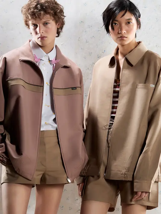 Perpaduan spontan berbagai sikap yang menjadi dasar koleksi Prada Days of Summer 2026 diperluas melalui kampanye iklannya