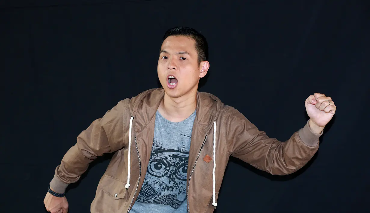 Film ‘Ngenest’ merupakan sebuah cerita yang sangat dekat dengan masyarakat. Berawal dari garapan buku Ernest yang pertama dengan judul yang sama. Cerita ini diambil dari Trilogy buku Ngenest, ketawain hidup ala ernest. (Deki Prayoga/Bintang.com)