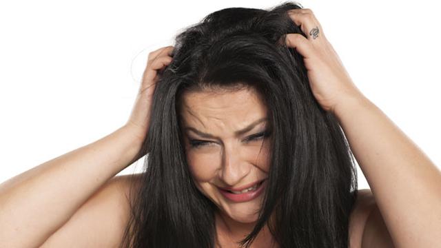 Trik Hilangkan Rambut Lepek dan Gatal Saat Mudik