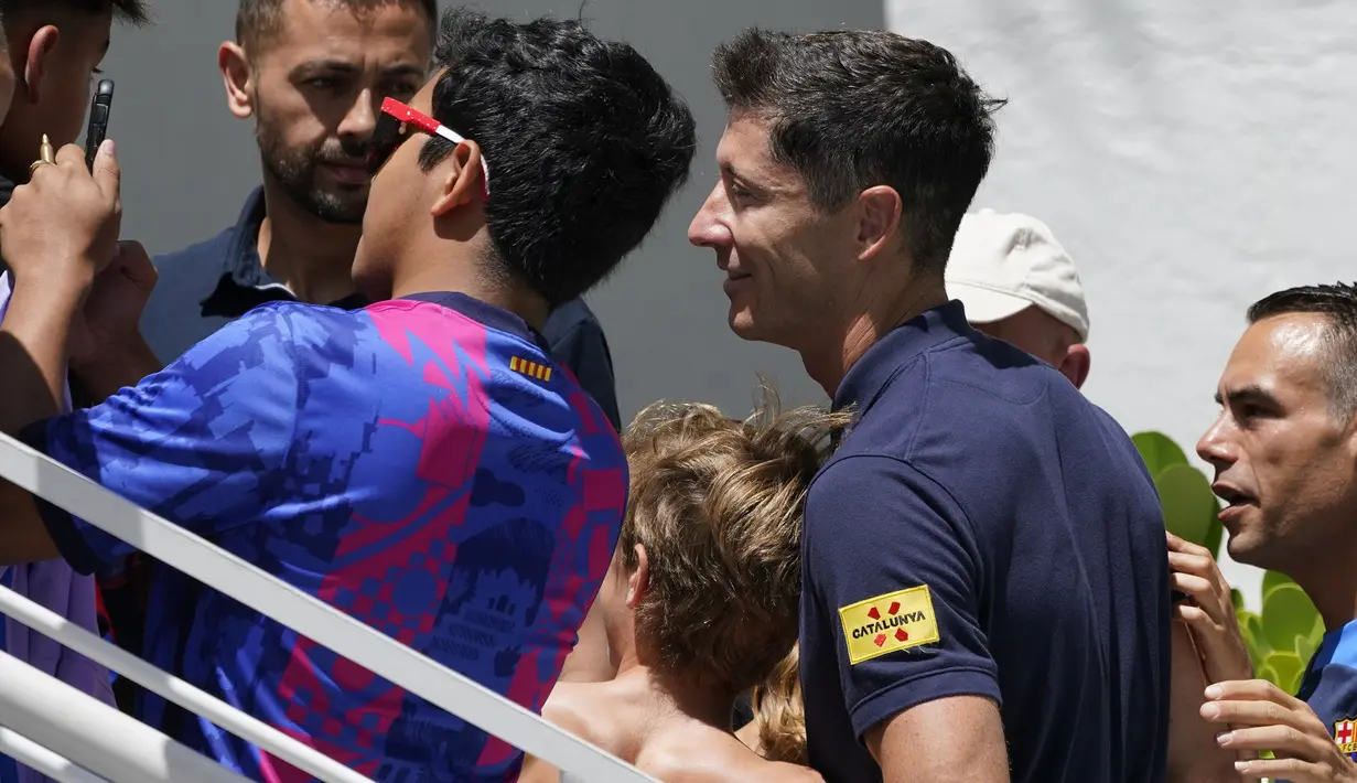 Robert Lewandowski (kedua kanan) berswafoto dengan penggemar saat diperkenalkan sebagai pemain baru Barcelona di Fort Lauderdale, Florida, Rabu (20/7/2022). Barcelona telah mengkonfirmasi kesepakatan akhir untuk merekrut Robert Lewandowski dari Bayern Munich. (AP Photo/Marta Lavandier)