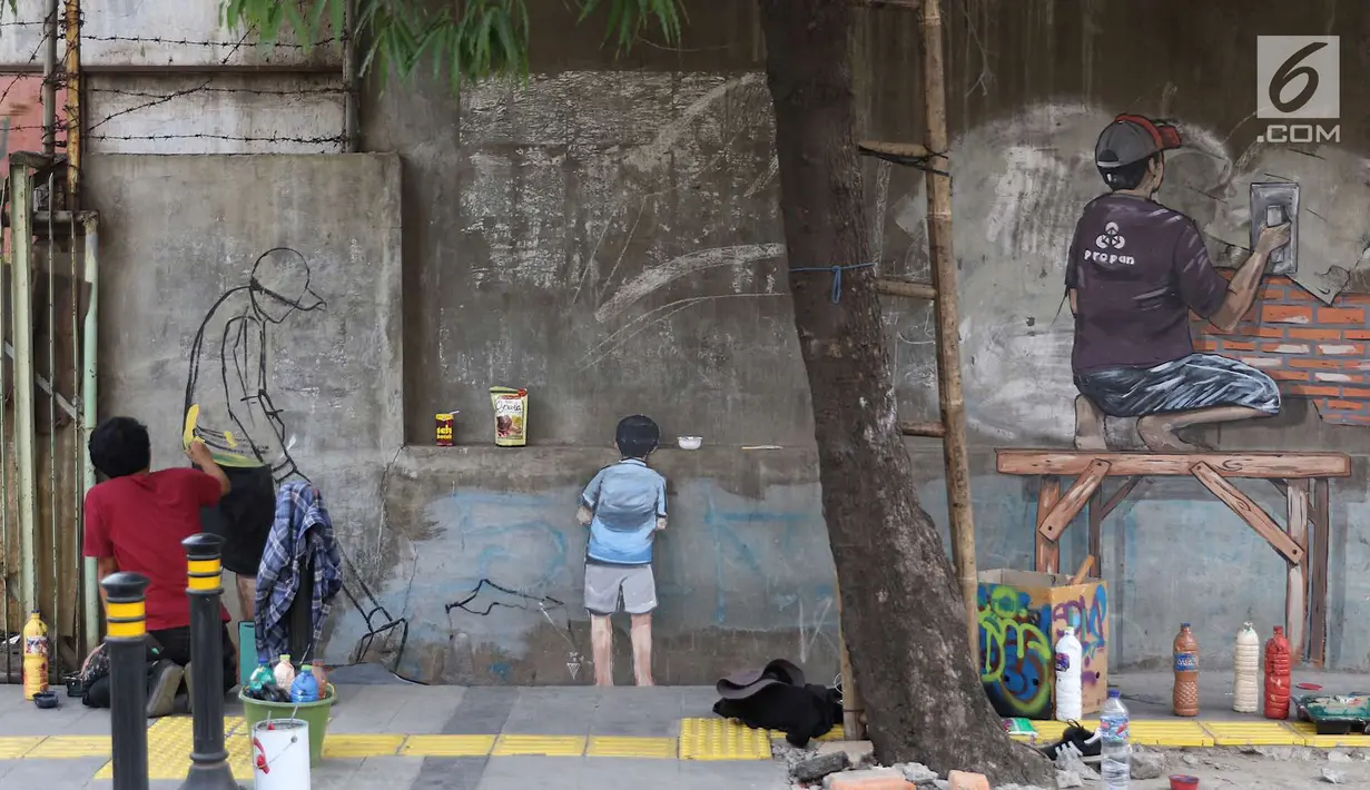 Seorang pria membuat sketsa di depan Kampung Tematik Sketsa di kawasan Penjaringan, Jakarta Utara, Rabu (1/7). Sketsa-sketsa yang menghiasi kawasan tersebut dibuat dalam rangka menyambut Asian Games XVIII Tahun 2018. (Liputan6.com/Immanuel Antonius)