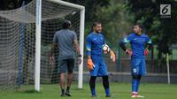 Dua penjaga gawang Timnas Indonesia U-23, Andritany (tengah) dan Awan Setho saat latihan di Lapangan A Kompleks GBK, Jakarta, Rabu (25/4). Latihan ini persiapan jelang laga PSSI Anniversary Cup dan Asian Games 2018. (Liputan6.com/Helmi Fithriansyah)