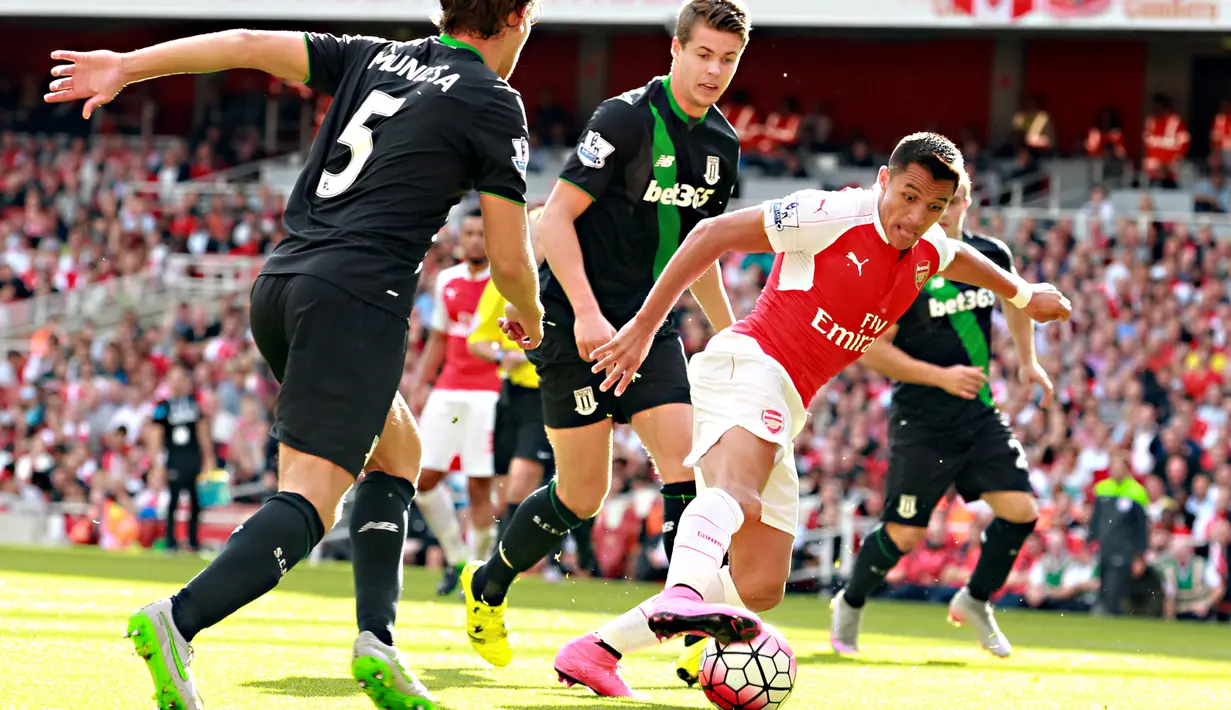 Aksi Alexis Sanchez saat melawan Stoke City dalam lanjutan Liga Premier Inggris di Stadion Emirates, London. Sabtu (12/9/2015). (EPA/Sean Dempsey)